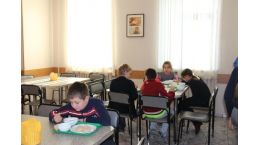 В школьной столовой